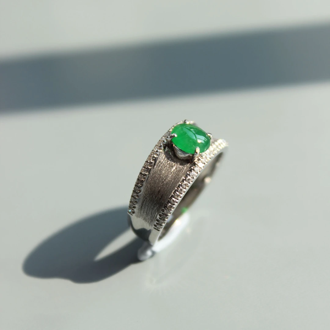 18K金满色辣绿翡翠蛋面戒指拉丝戒臂