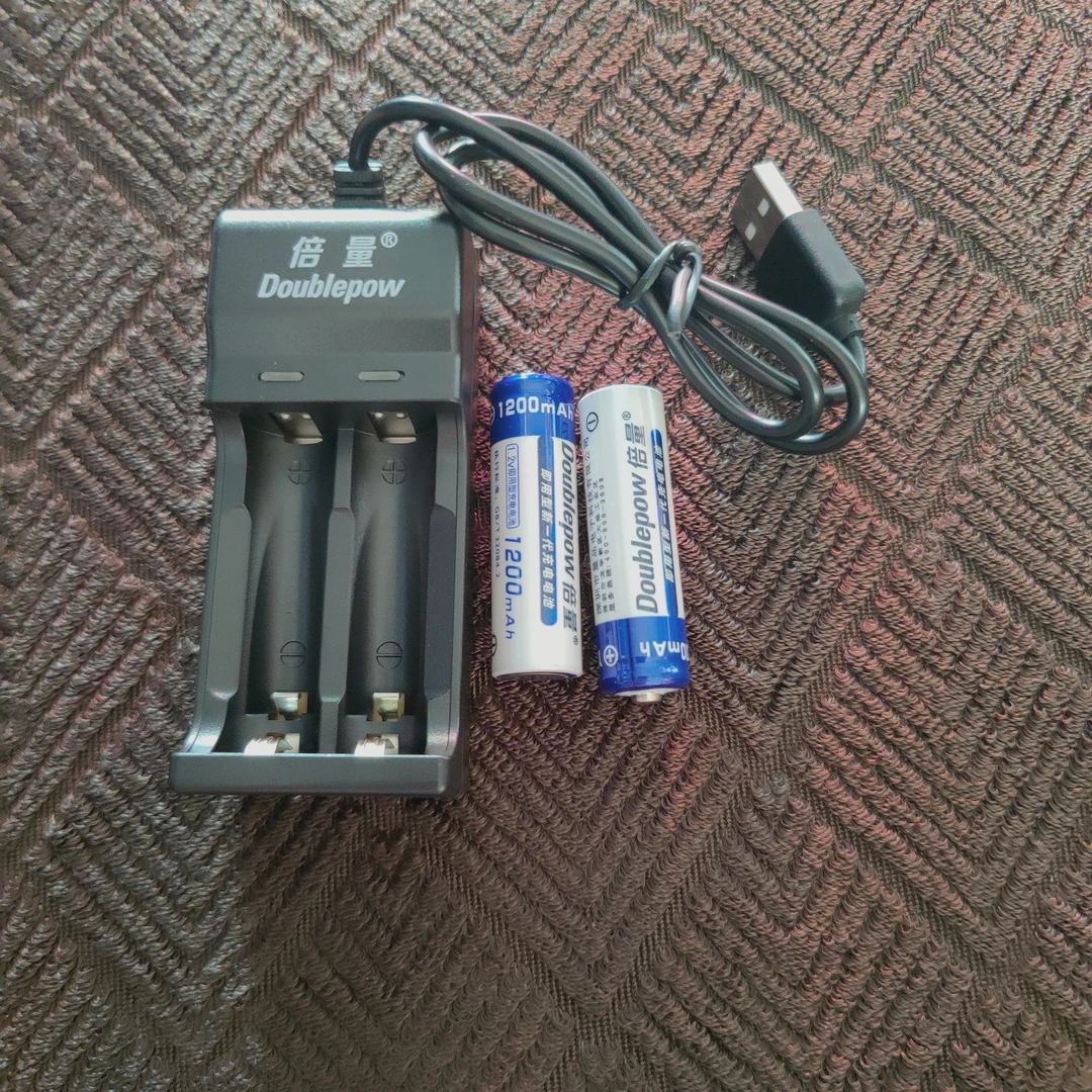 拉杆音箱话筒电池充电器套装。一个充电器，2个电池。