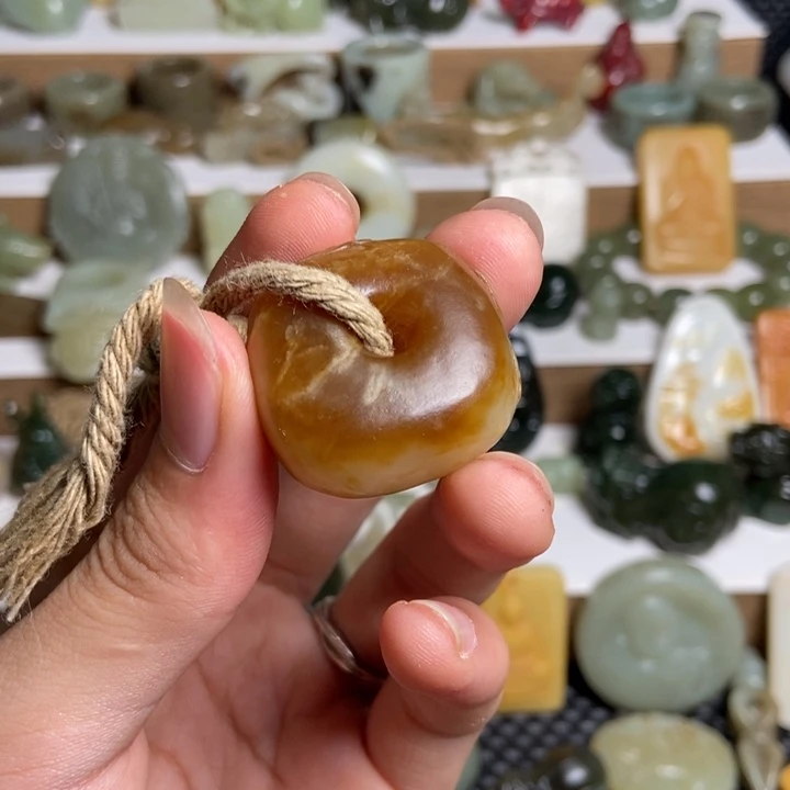 和田玉颈饰未镶嵌古**画一一