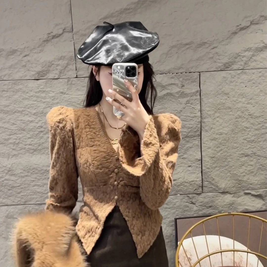 美拉德纯欲磨毛v领泡泡袖纯色蕾丝衫女秋冬新款洋气时尚修身上衣