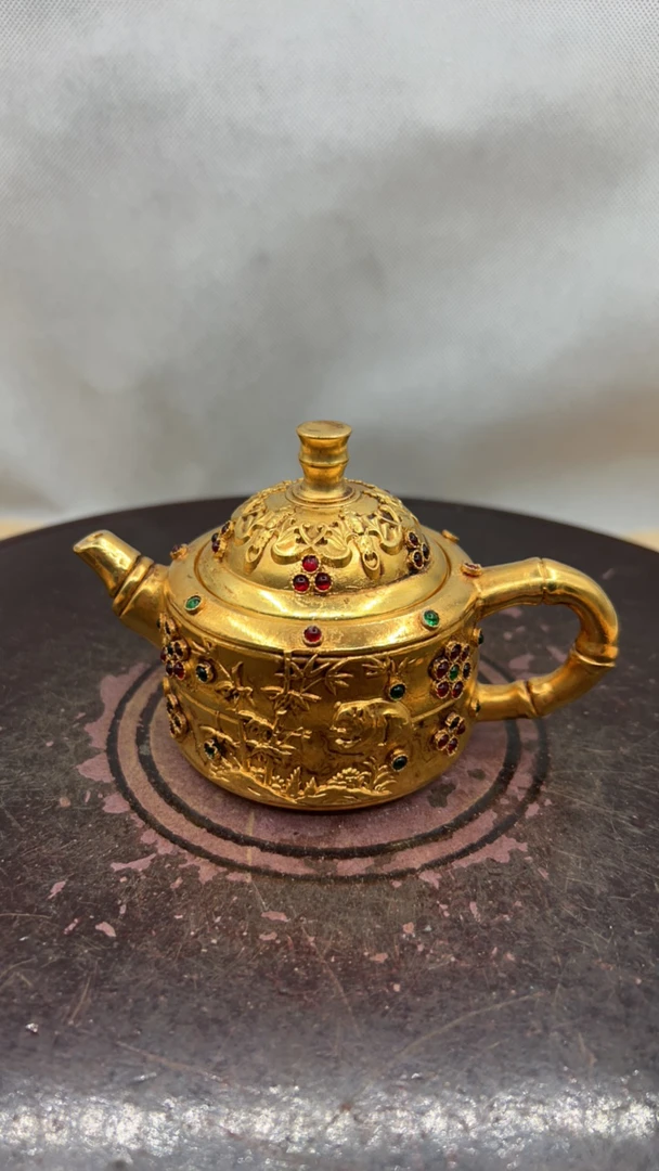 铜器錾刻鎏金茶壶，尺寸：高8厘米肚径8厘米长13厘米，重量：433克