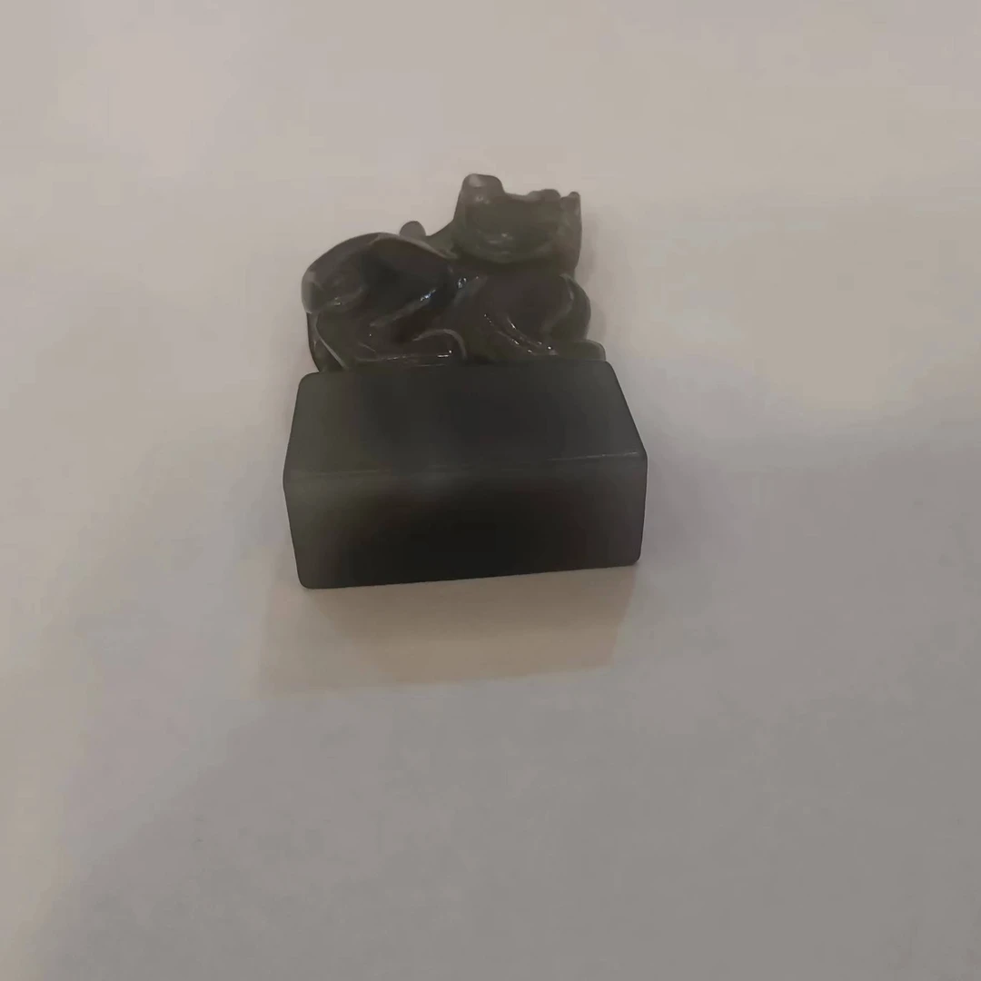 和田玉青海料冰烟紫狮章把件