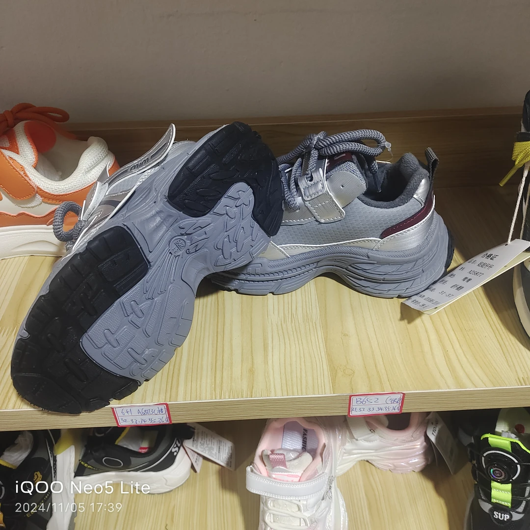 实体店处理断码鞋老爹鞋灰色