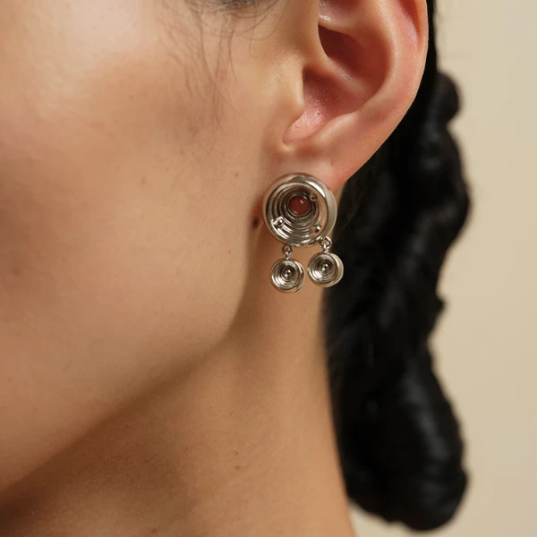 铜合金耳饰 Thing of E【赤】系列 圆形内嵌石凹凸纹短流苏耳环