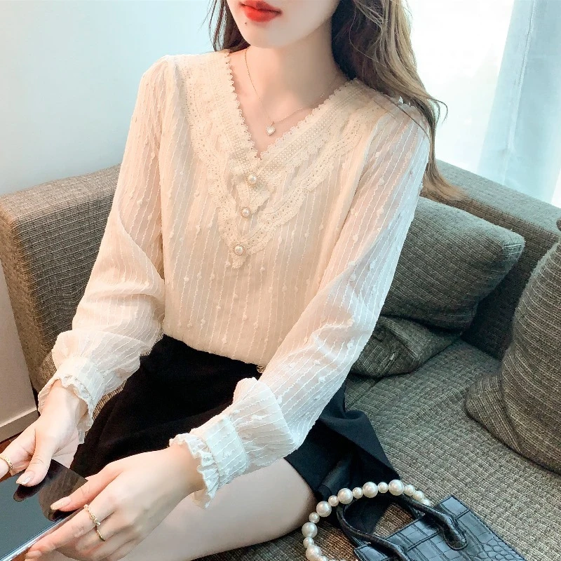 春秋季2025新款温柔风v领蕾丝女士洋气高端减龄雪纺小衫长袖上衣