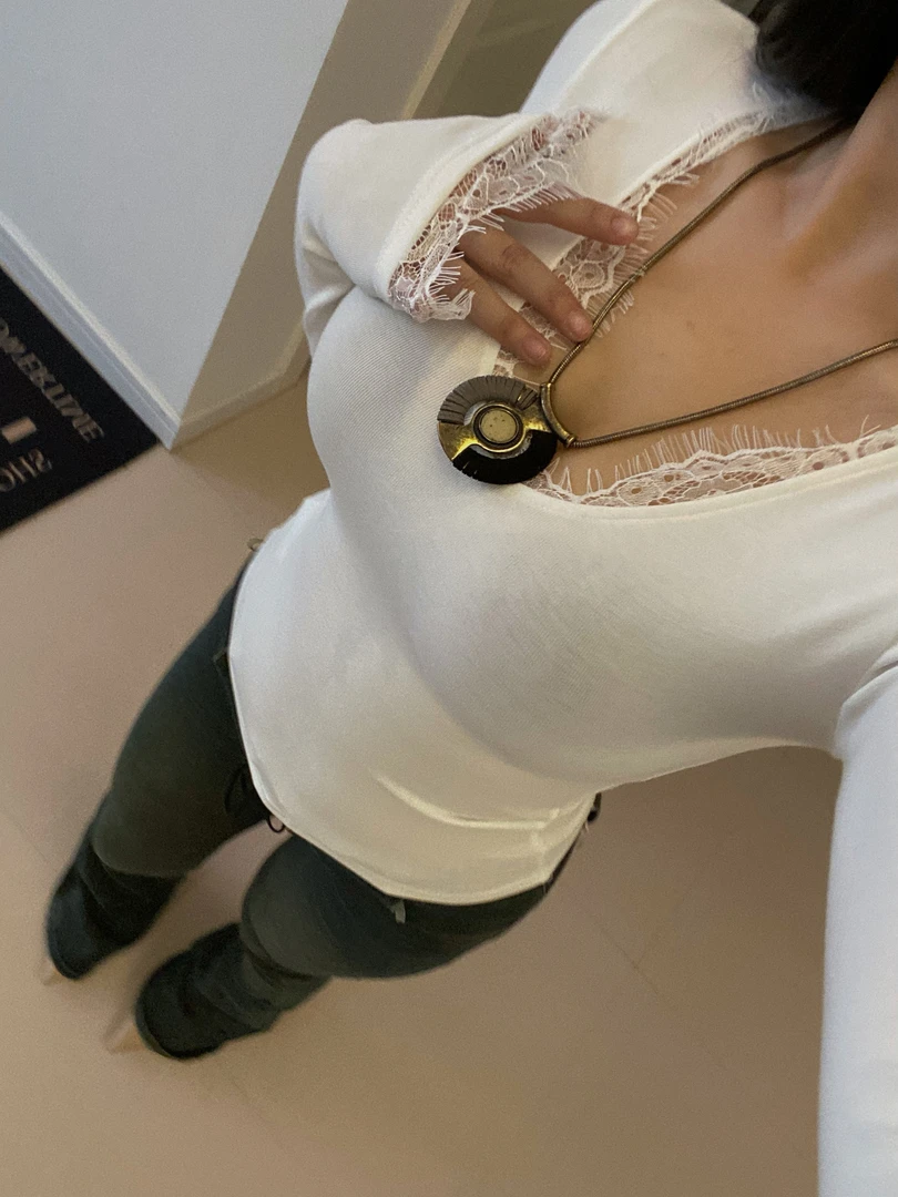 【5折清】“睫毛式蕾丝”蕾丝拼接加厚v领长袖弹力基础纯T