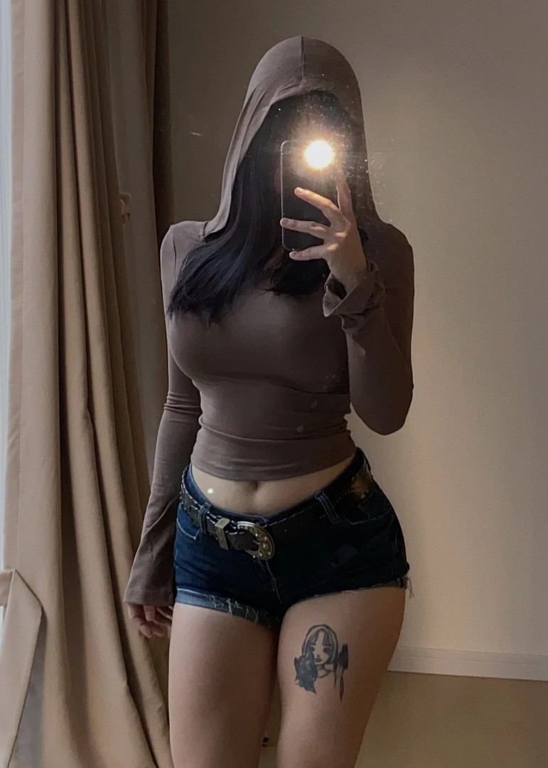 【你伍老板娘】“废土风地带”沿帽修身设计收腰弹力喇叭袖设计长袖T