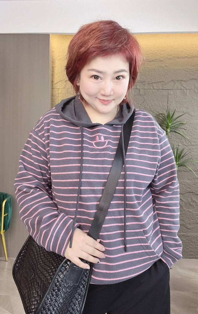莉姐大码 秋季新款条纹连帽卫衣笑脸潮流遮肉百搭