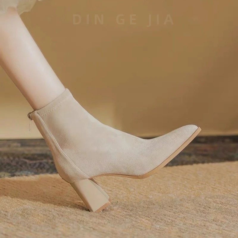【Din Ge】法式尖头裸色粗跟短靴女秋冬绒面瘦瘦靴百搭中跟高跟靴