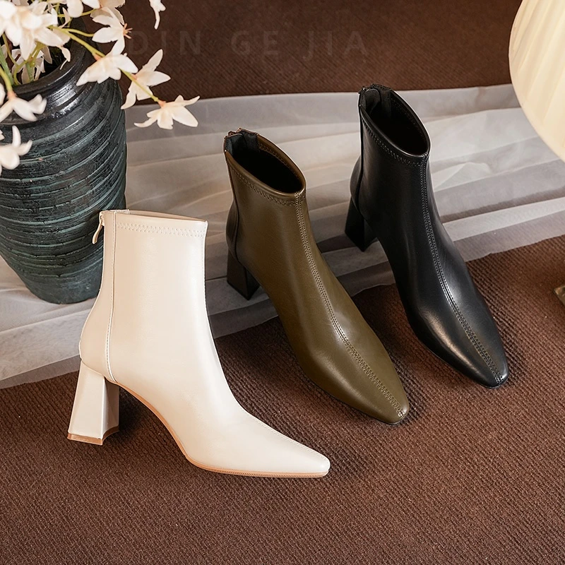 【Din Ge】法式尖头白色粗跟短靴女2025秋冬小短靴时尚通勤风瘦瘦靴