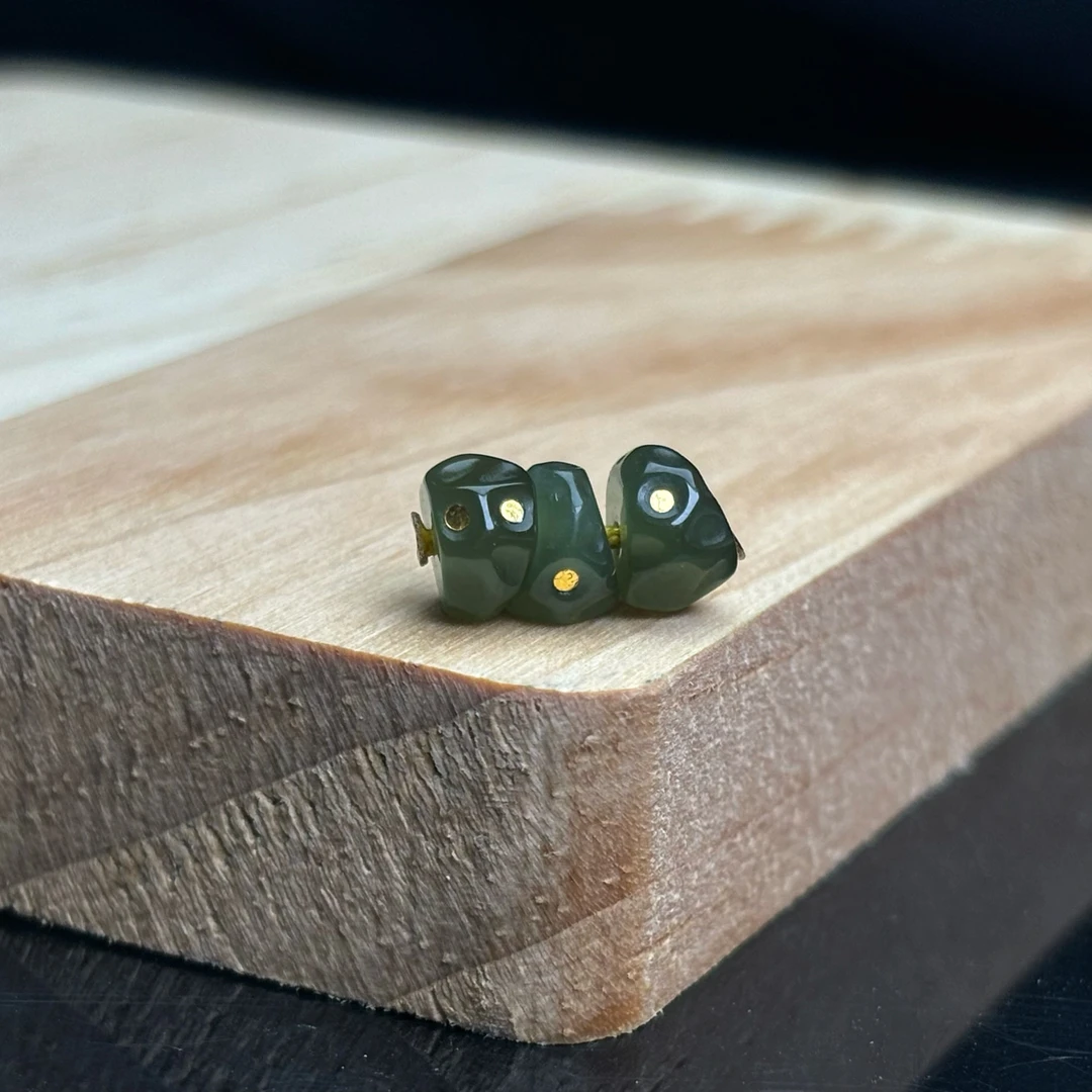 和田玉精工镶嵌24k金钉无相大肠配饰菠菜绿品质全品尺寸7mm左右