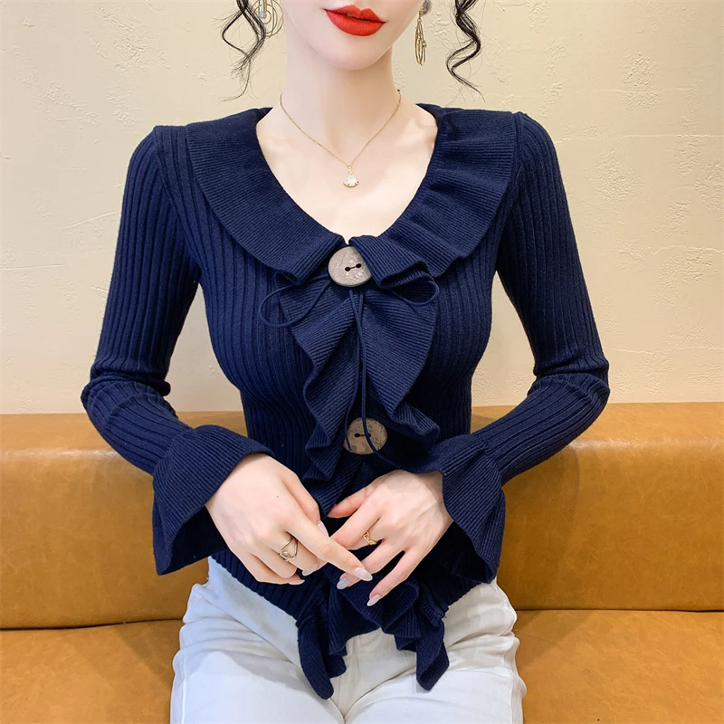 实拍2024秋季新款独特别致两粒扣紧身显瘦打底长袖V领荷叶上衣女
