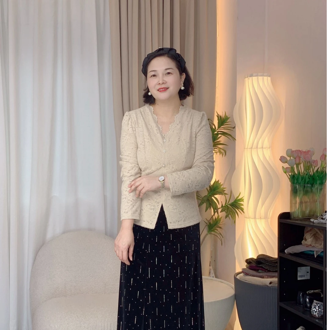 【上衣】秋冬新款蕾丝T恤性感显瘦气质长袖设计师法式名媛时尚大码