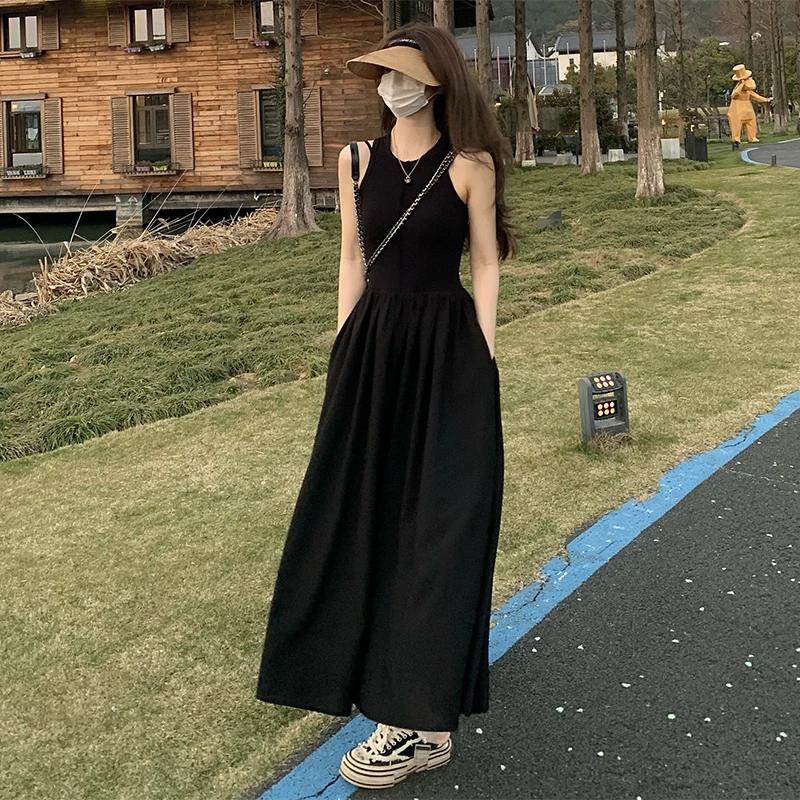 赫本风黑色连衣裙子女夏季2025新款法式茶歇收腰背心无袖吊带长裙