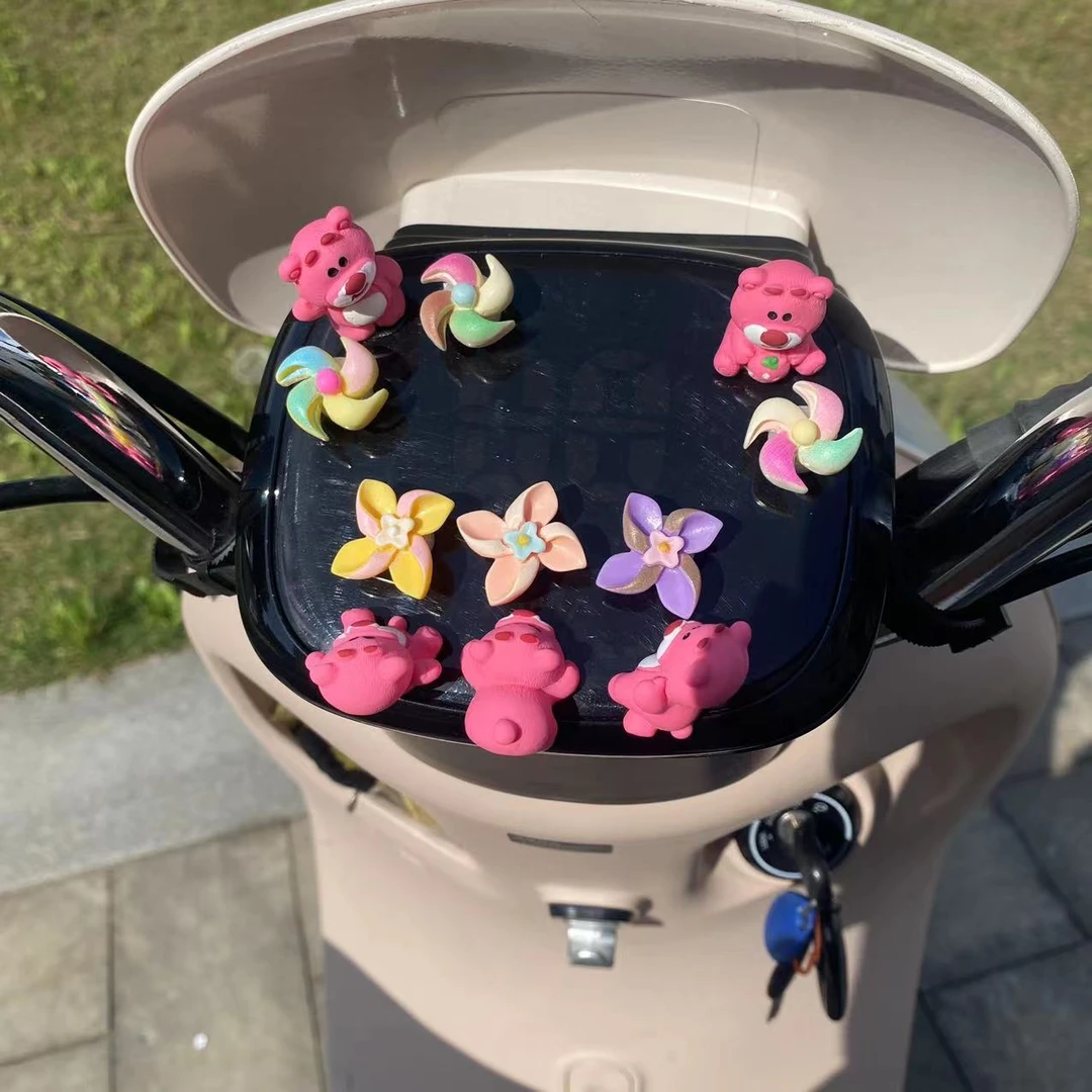 趣味小粉熊车贴电动车装饰旋转陀螺风车电动自行车女生出行必备品