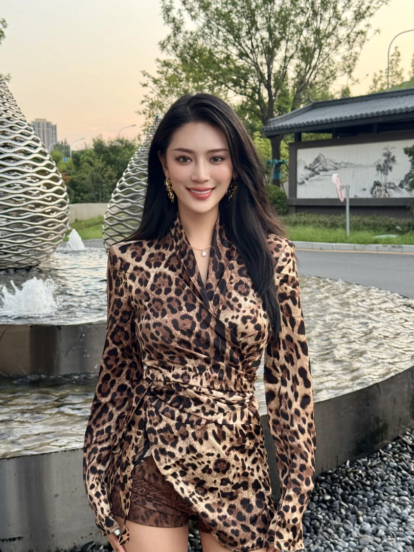 TimelessTina性感高级大女人垫肩豹纹深V不规则衬衫