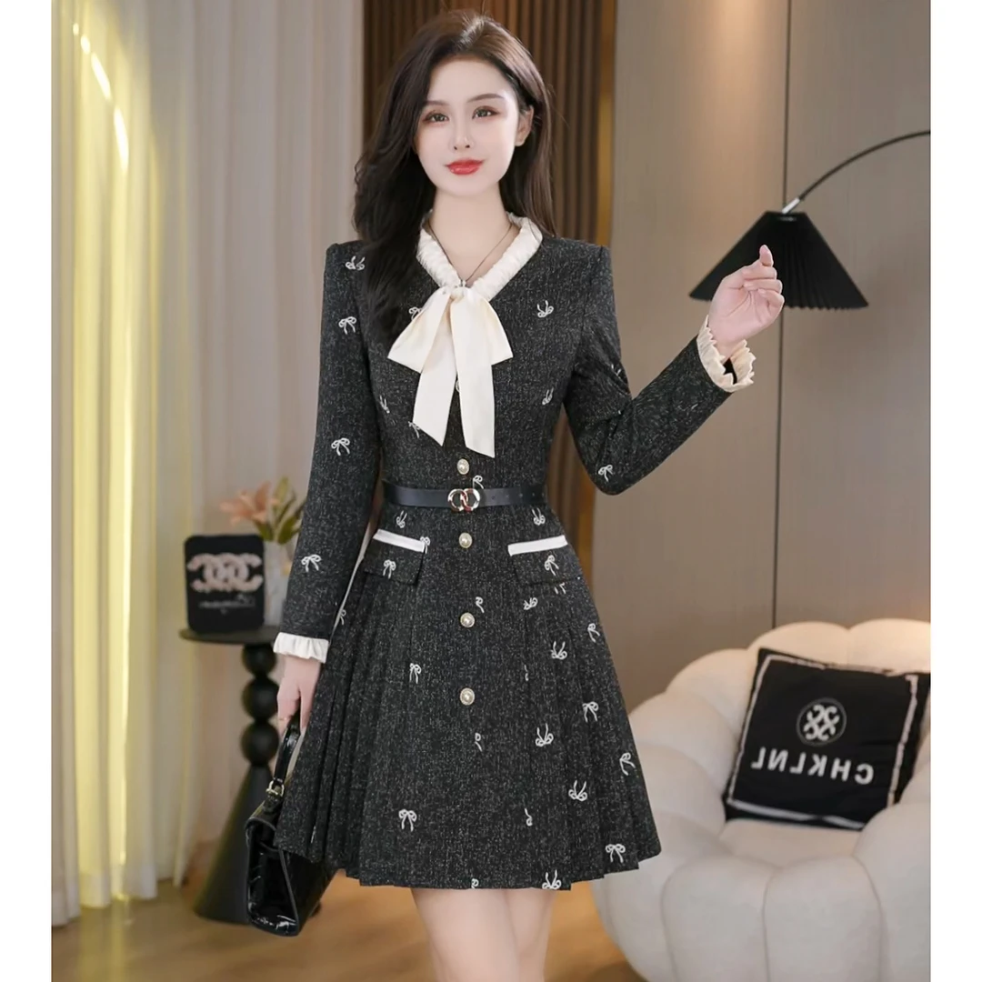 洋气小香风蝴蝶刺绣撞色修身显瘦百褶连衣裙  C5746