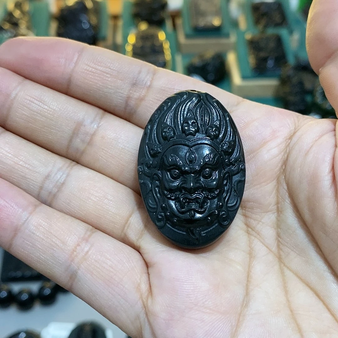 蛇纹石玉颈饰未镶嵌虎**脑