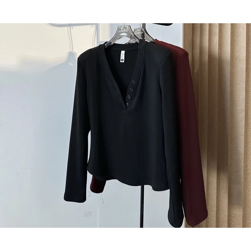 【SYPRETTY】晶晶新品V领显瘦气质多扣长袖垫肩打底衫241020
