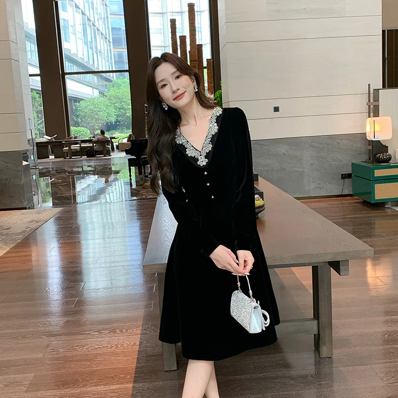 奢姿新品大码女装2025春季减龄钻饰设计V领胖妹妹时尚丝绒连衣裙