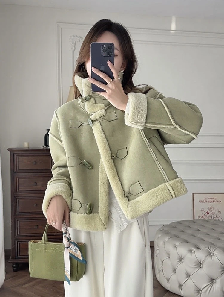 小个子加绒加厚皮毛一体衣冬季新款牛角扣保暖拼接短款毛绒外套女