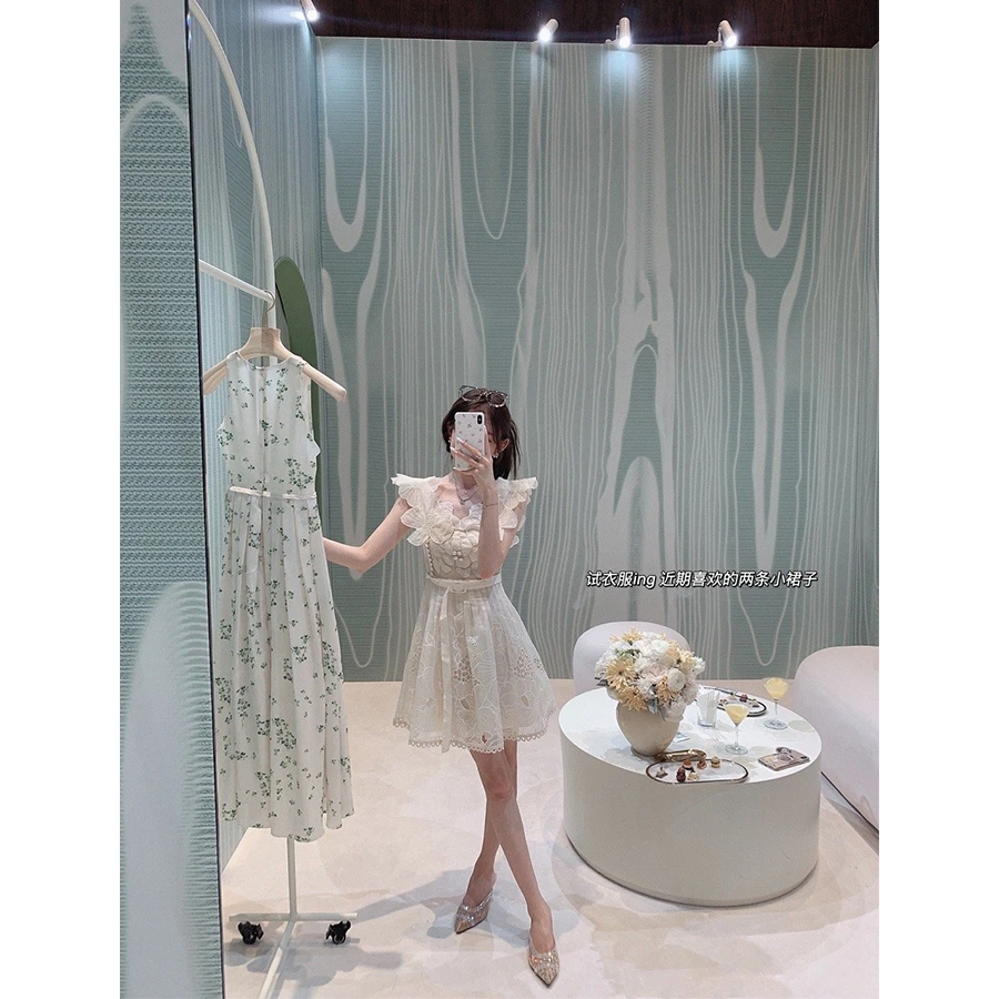 金蘑菇菇 乔治亚 fend*活动穿的小裙子/ 重工 V领花朵刺绣连衣裙