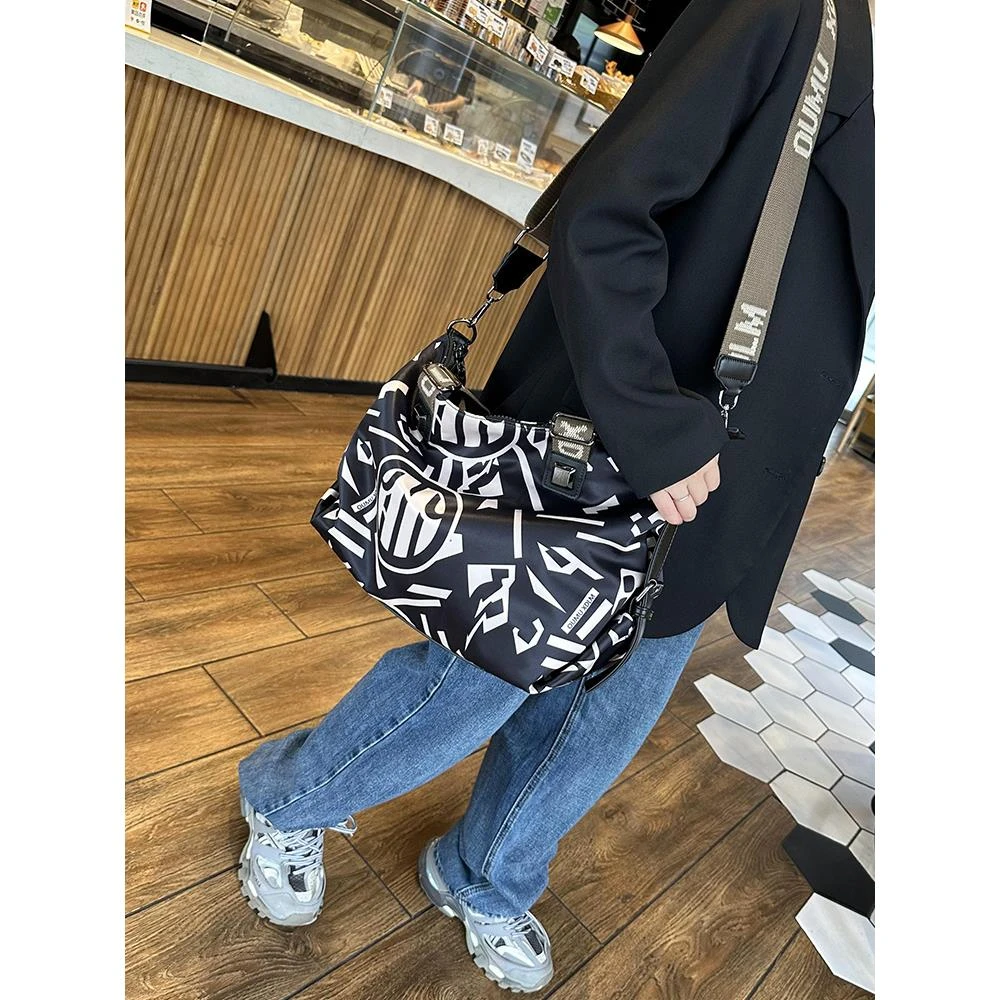 超火印花手提包女2024新款防水尼龙帆布通勤出差单肩包大容量挎包