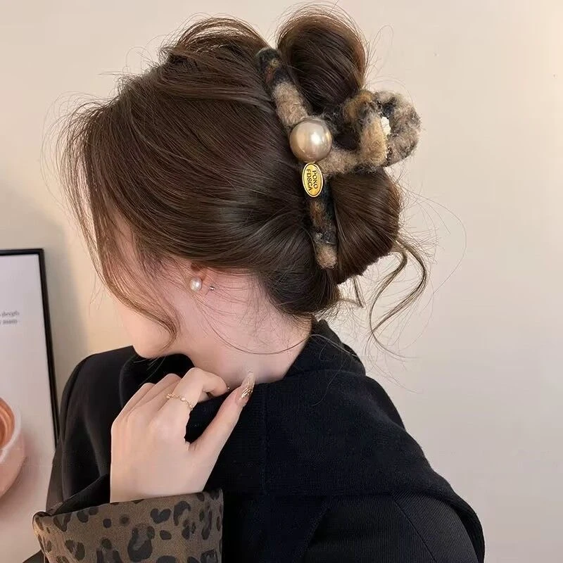 秋冬毛绒豹纹抓夹女新款高级感仿珍珠鲨鱼夹发夹后脑勺夹子发饰品