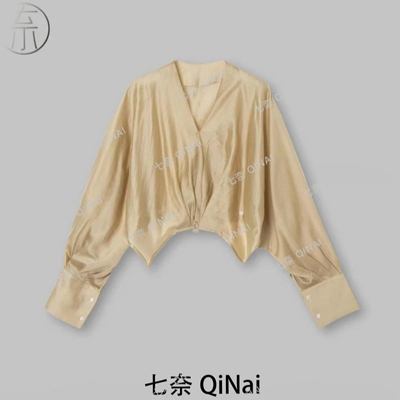 七奈推荐 【盛夏】设计感V领宽松优雅蝙蝠袖慵懒风短款上衣QN8749