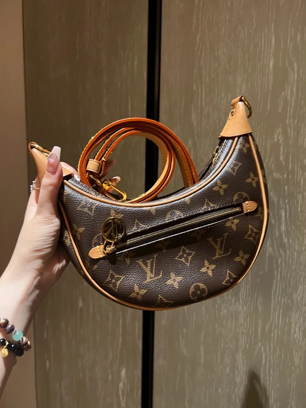 95新 LouisVuitton/路易威登 赤境·包展 老花loop月亮斜挎包