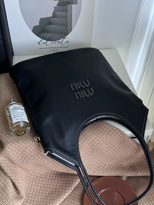 95新 MIU MIU/缪缪 赤境·3868 黑色ivy托特购物袋单肩包