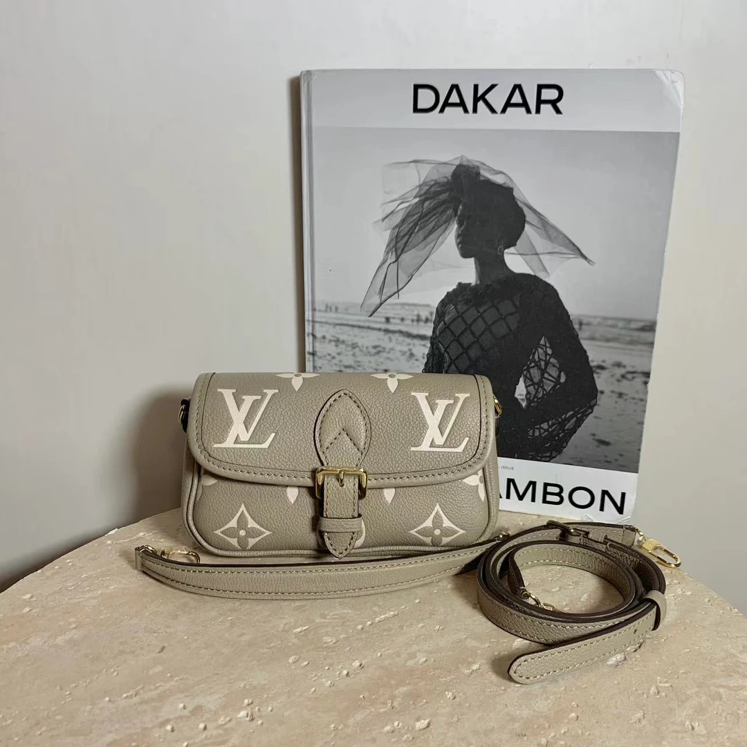 99新 LouisVuitton/路易威登 壹臻/大象灰全皮法棍nano 21139614