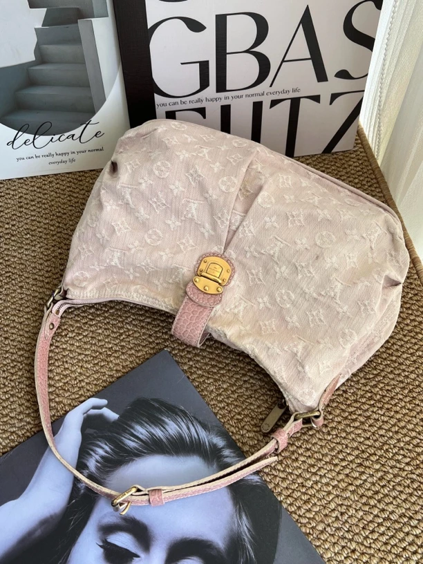 95新 LouisVuitton/路易威登 赤境·2397 粉色丹宁元宝单肩