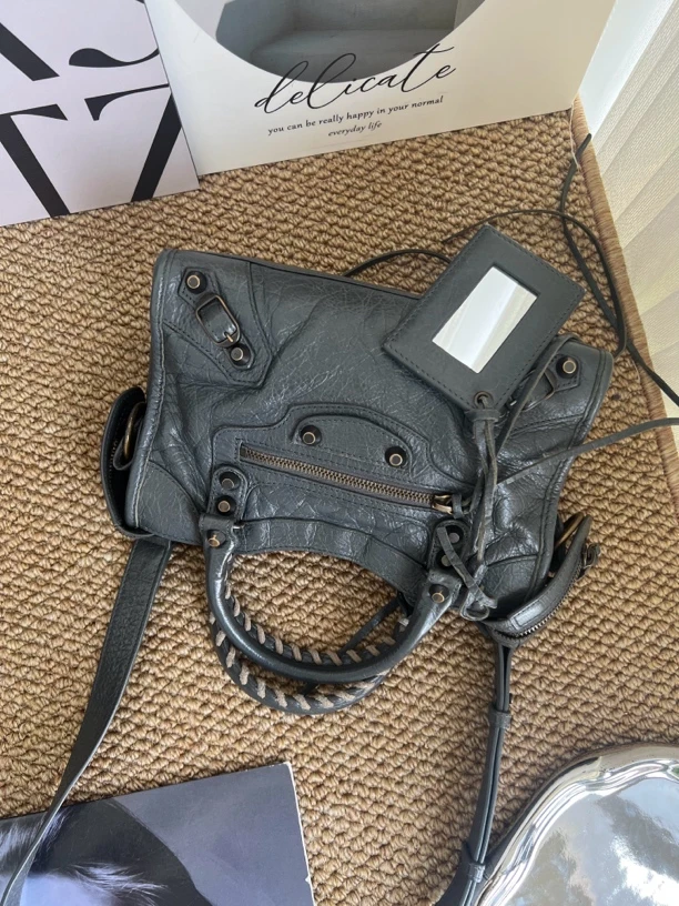 95新 Balenciaga/巴黎世家 赤境·8132 水泥灰机车铜扣斜挎包mini