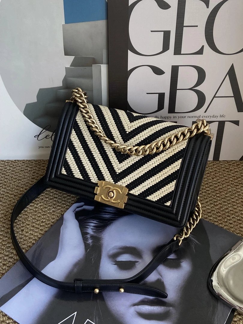 95新 Chanel/香奈儿 赤境·3079 黑白编织V纹leboy中号斜挎包17