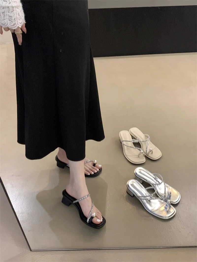 仙女风粗跟套趾珍珠凉拖鞋女外穿2025夏新款水钻中跟罗马夹趾凉鞋