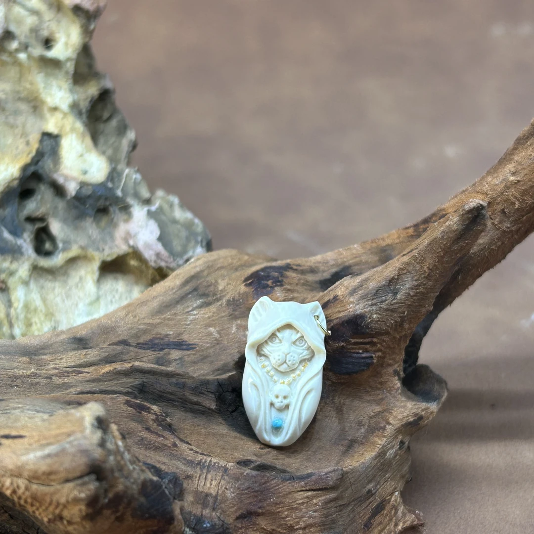 【再序】精品原色雕刻猛犸牙 斗篷猫DIY配饰约22*12*10mm