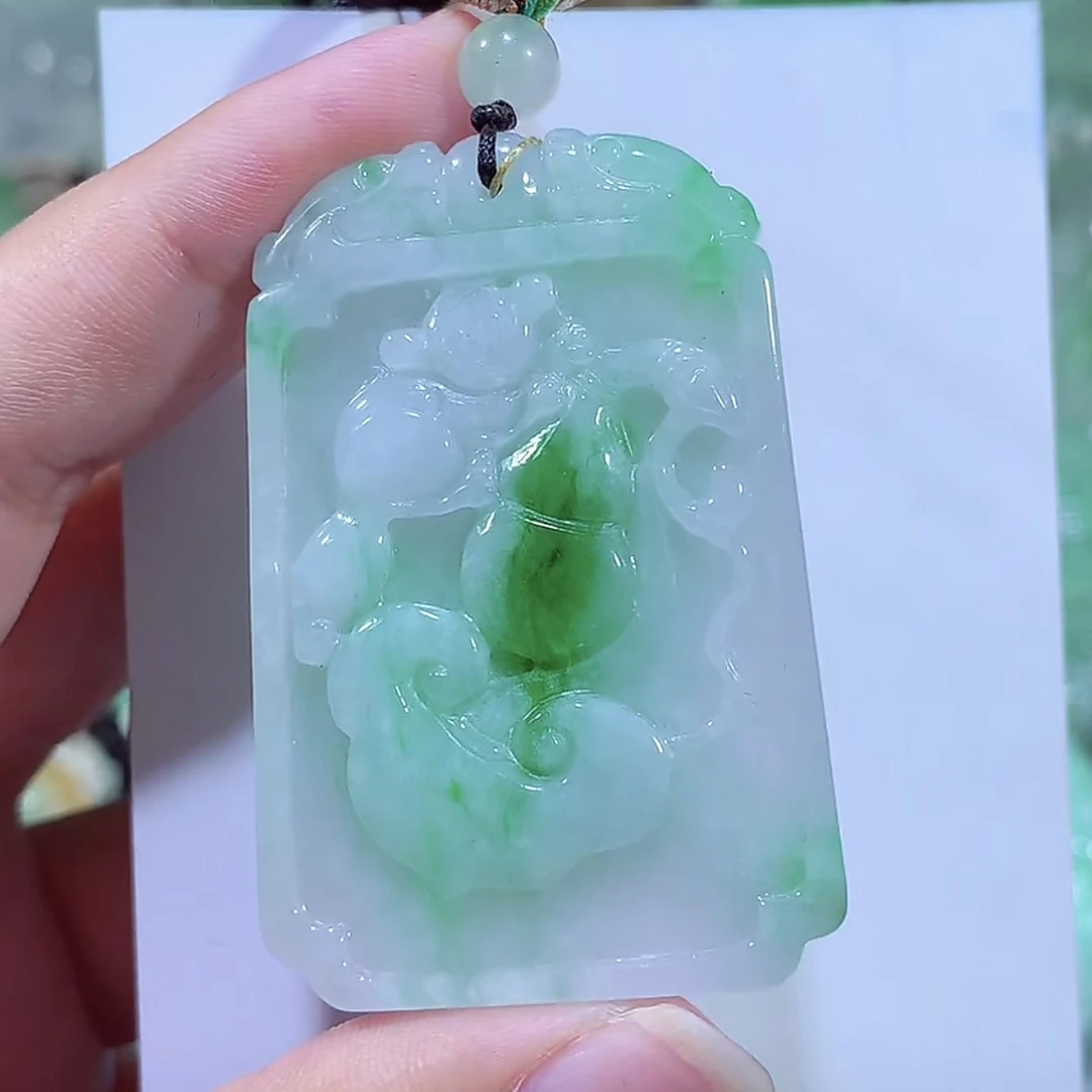 缅甸天然A货翡翠飘阳绿灵猴献瑞吊坠