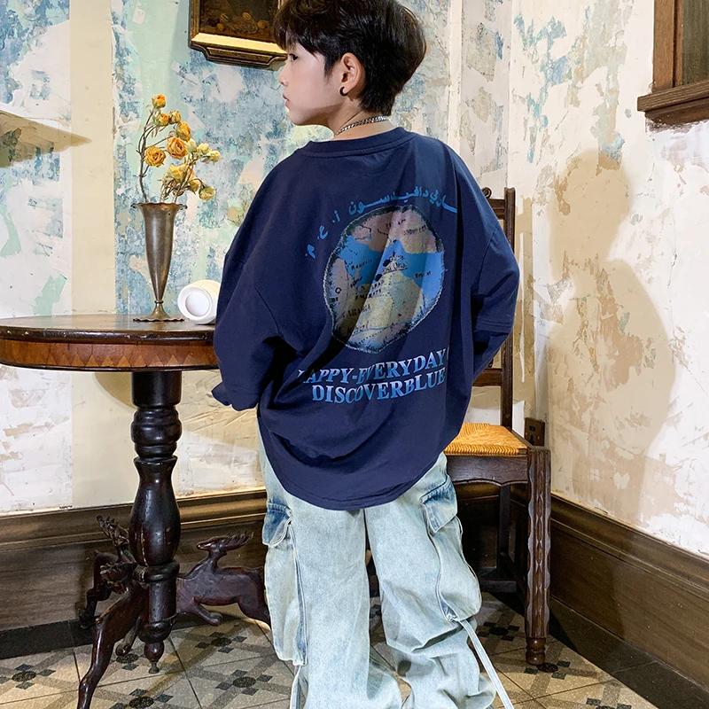 高甜梨涡男童慵懒t恤长袖儿童复古撞色系地球印花上衣潮240907MQ