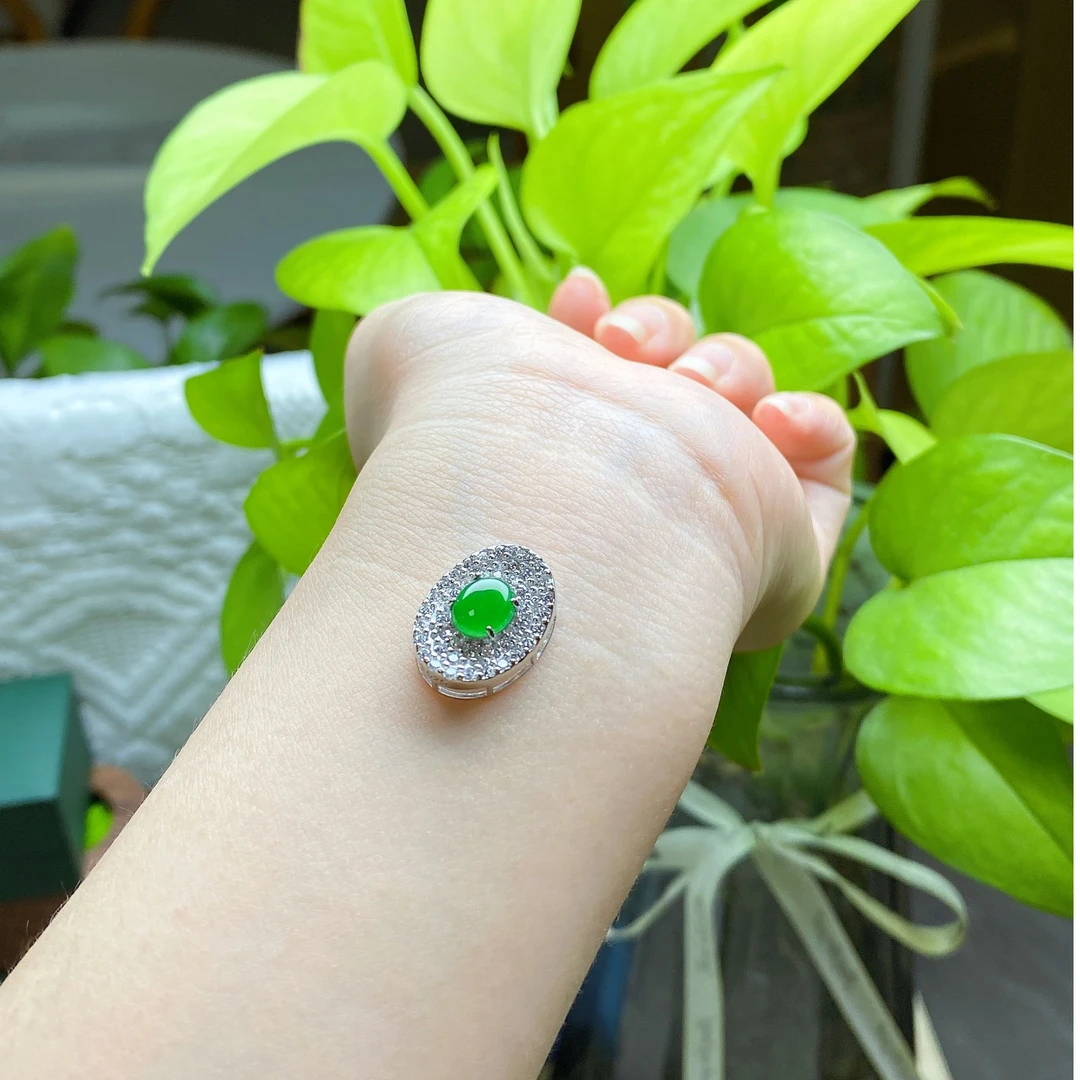 S925银镶嵌天然翡翠绿蛋面吊坠轻奢百搭精致时尚-多样性发货