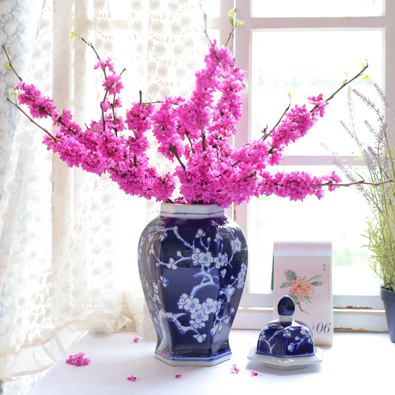 景德镇手绘蓝底白梅青花瓷花瓶