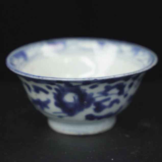 甲48639 清中期青花花卉茶杯 口沿有绿豆飞皮  古瓷器真品
