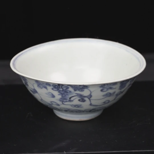 甲48323 明代中期青花缠枝花卉碗 底足绿豆飞皮 轻微瓢口