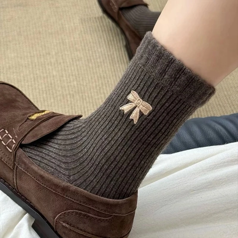 秋冬蝴蝶蝶刺绣无骨中筒袜女秋冬穿搭感蝴蝶结刺绣竖条纹堆堆袜ZX