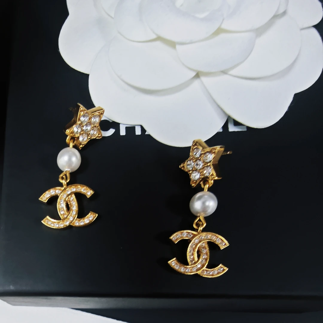 全新未使用 Chanel/香奈儿 耳钉时尚字母经典金色