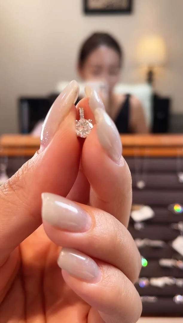 【闪购商品】实验室培育钻石吊坠18K金镶嵌50分一字扣吊坠