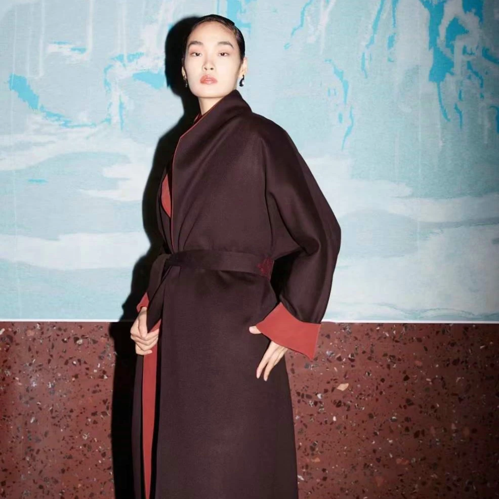 德玺见萩 酒红翻领刺绣拼莨羊毛呢大衣 QZWC4D328