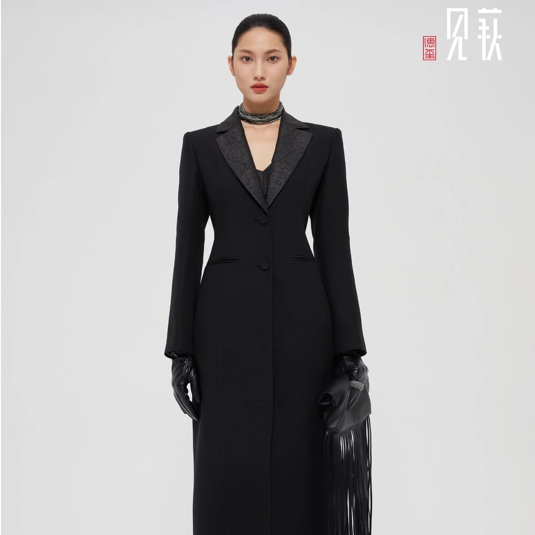 德玺见萩 黑色丝毛驳领拼龟裂纹大衣 QZWD4F321