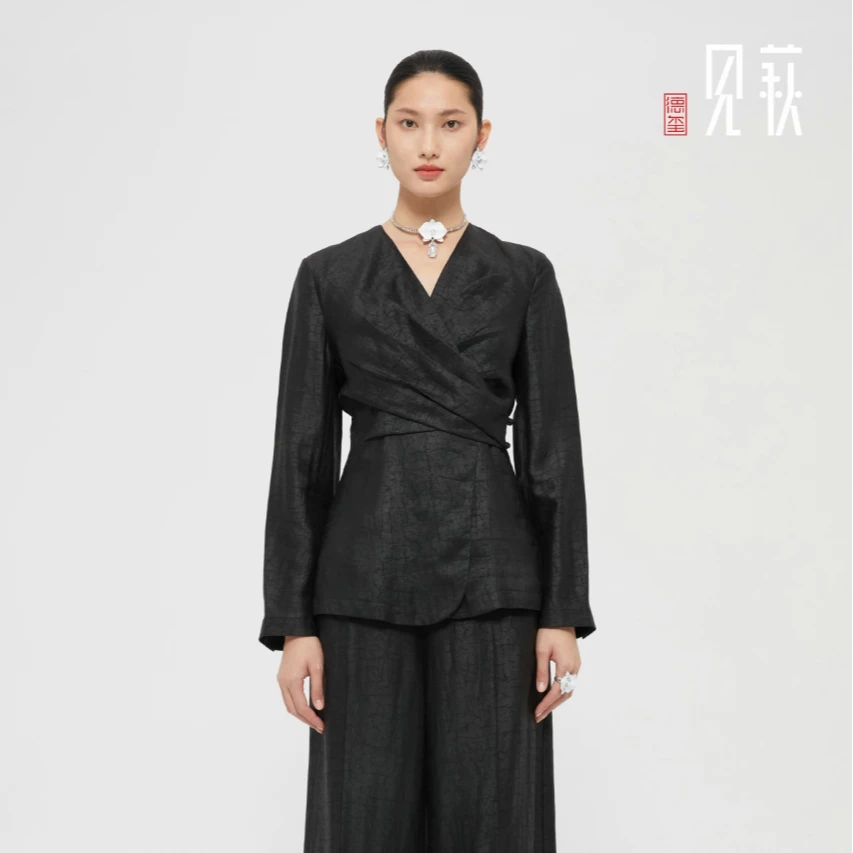 德玺见萩 香云纱黑色龟裂纹时尚气质立裁外套 QZWD3W282