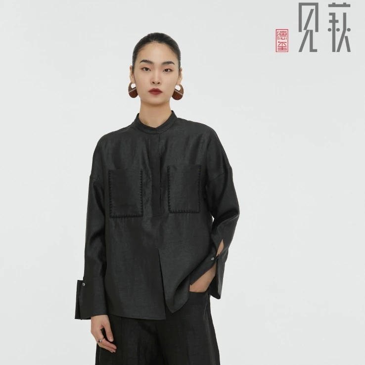 德玺见萩香云纱 黑咖电力纺莨前口袋贝壳绣衬衫 QZWE3C018